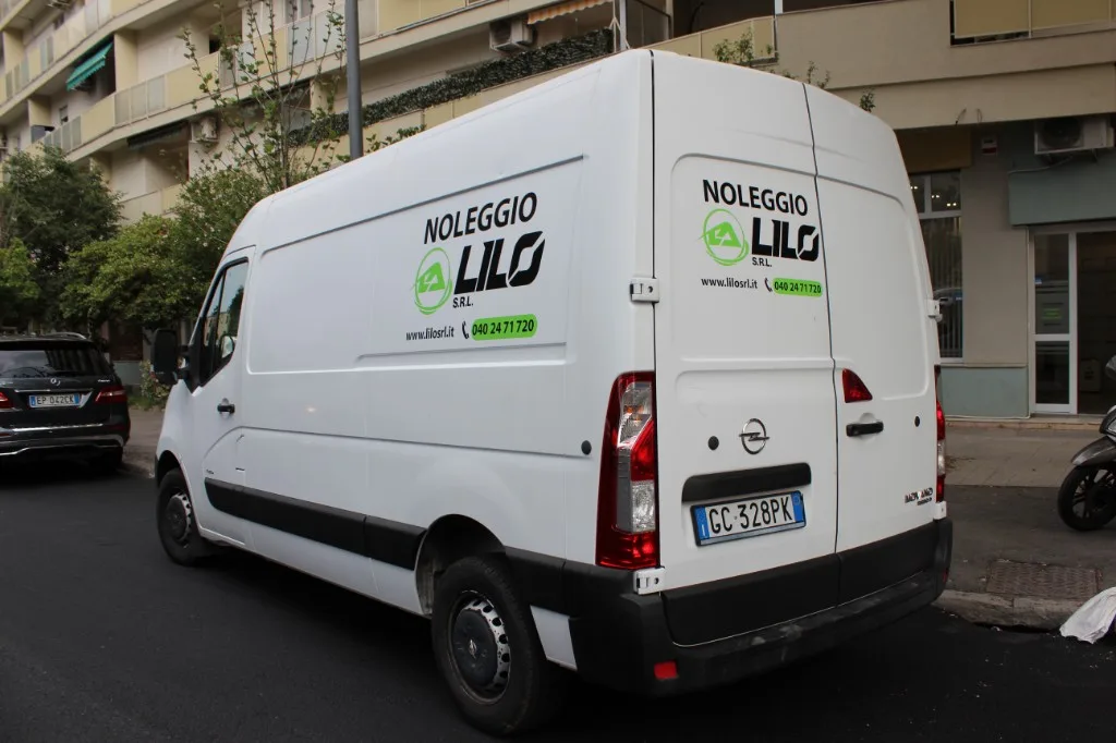 Opel Movano a noleggio presso Noleggio Lilo, Viale Campi Elisi 38/B, Trieste — vista posteriore