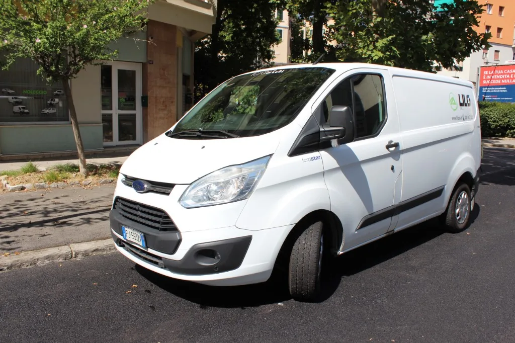 Furgone Ford Transit Custom a noleggio presso Noleggio Lilo, Trieste Viale Campi Elisi