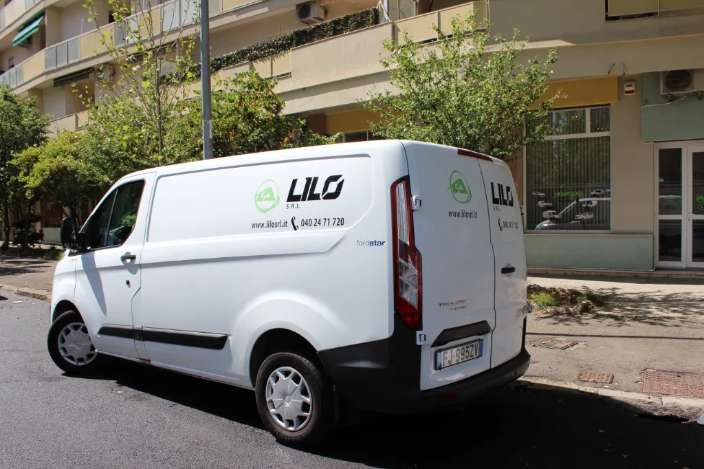 Ford Transit Custom a noleggio presso Noleggio Lilo, Viale Campi Elisi 38/B, Trieste — vista posteriore