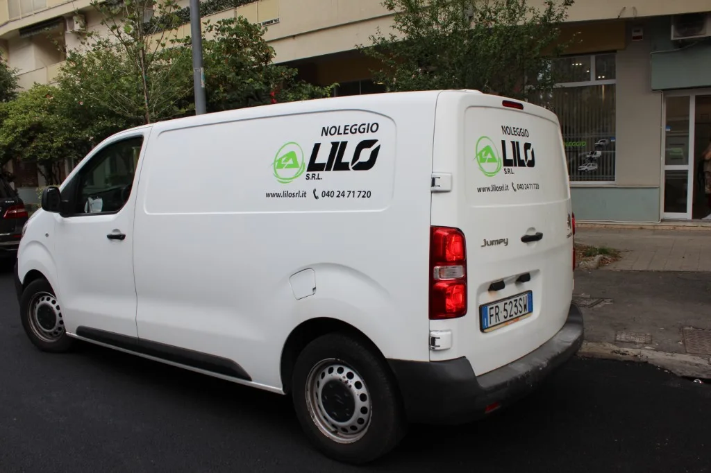 Citroën Jumpy a noleggio presso Noleggio Lilo, Viale Campi Elisi 38/B, Trieste — vista posteriore